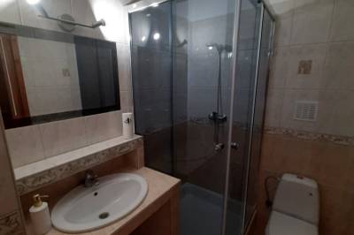 Kúpeľňa so sprchovacím kútom a toaletou, Chata Medellin, Liptovské Kľačany