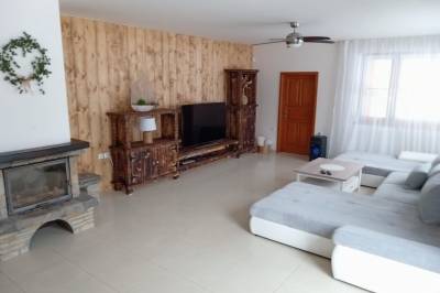 Obývačka s gaučom, LCD TV a krbom, Chata Medellin, Liptovské Kľačany