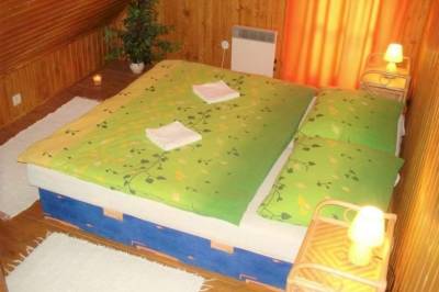 Zbojnícka drevenica 1 - spálňa s manželskou posteľou, Zbojnícke drevenice, Liptovský Mikuláš