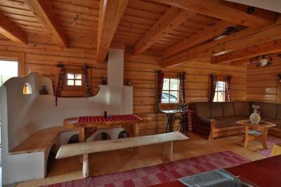 Obývačka s gaučom a hlinenou pecou, Mountain View Cottage, Hrabušice