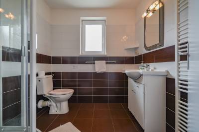 Kúpeľňa so sprchovacím kútom a toaletou, Apartmány Relax Jasná, Liptovský Mikuláš