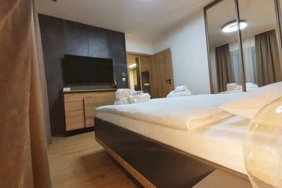 Spálňa s manželskou posteľou a LCD TV, Apartmán Y32 Hillside, Dolný Kubín