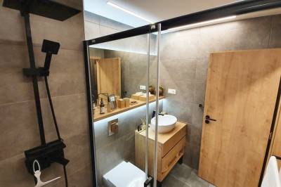 Kúpeľňa so sprchovacím kútom a toaletou, Apartmán Y32 Hillside, Dolný Kubín