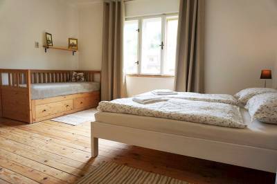 Spálňa s manželskou a 1-lôžkovou posteľou, Slnečný dom, Liptovské Revúce