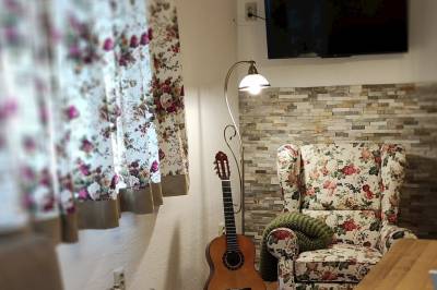 Obývačka s pohovkou, LCD TV a gitarou, Slnečný dom, Liptovské Revúce