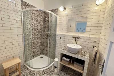 Kúpeľňa so sprchovacím kútom, Slnečný dom, Liptovské Revúce