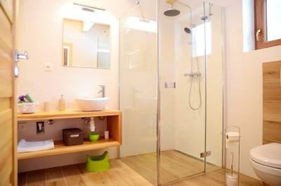 Kúpeľňa so sprchovacím kútom a toaletou, Chata Motýlik, Vitanová