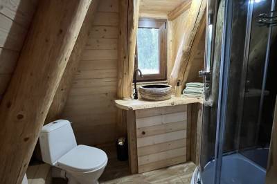 Kúpeľňa so sprchovacím kútom a toaletou, Domček v Pieninách Pieniny., Majere