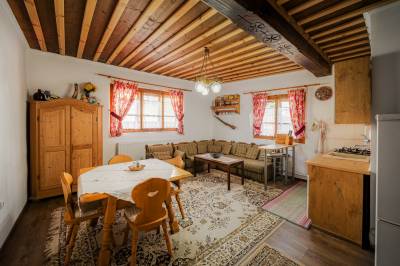 Chalupa 1 - obývačka s gaučom a jedálenským sedením, Ubytovanie u Nás, Zuberec