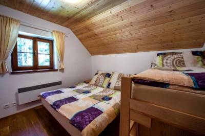 Spálňa s manželskou a 1-lôžkovou posteľou, Chata pod Jaseňom, Oravská Lesná