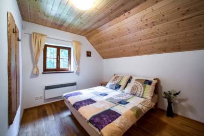 Spálňa s manželskou posteľou, Chata pod Jaseňom, Oravská Lesná