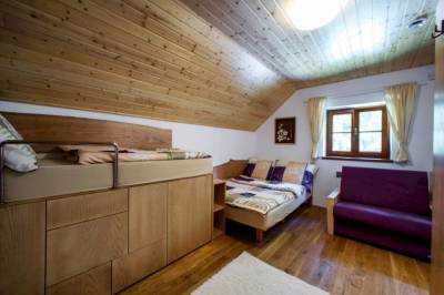 Spálňa s manželskou a 1-lôžkovou posteľou a prístelkou, Chata pod Jaseňom, Oravská Lesná