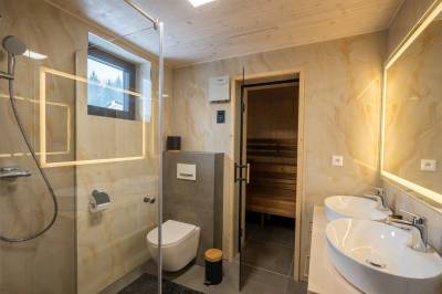 Apartmán 3 - kúpeľňa s toaletou a sprchovacím kútom, Chalet Malino, Ružomberok