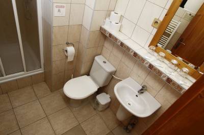 Kúpeľňa so sprchovacím kútom a toaletou, Chatky 428 a 429 - Tatralandia, Liptovský Mikuláš