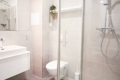 Apartmán s 2 spálňami – kúpeľňa so sprchovacím kútom a toaletou, Apartmány 316 a 317 Vila Zuberec, Zuberec