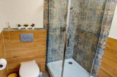 Kúpeľňa so sprchovacím kútom a toaletou, Chata na Lovisku Kubínska hoľa, Dolný Kubín