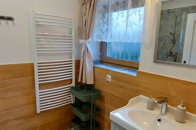 Kúpeľňa so sprchovacím kútom a toaletou, Chata na Lovisku Kubínska hoľa, Dolný Kubín