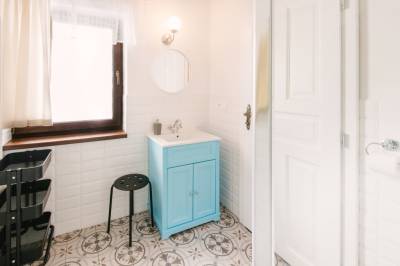 Kúpeľňa so sprchovacím kútom a toaletou na prízemí, Chalúpka ADA Kubínska hoľa, Dolný Kubín
