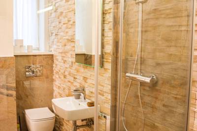Apartmán 6 – kúpeľňa so sprchovacím kútom a toaletou, Vila Kollár Apartmány, Vysoké Tatry
