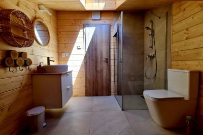Kúpeľňa so sprchovacím kútom a toaletou, Panorama Tatry Chalets, Veľká Lomnica