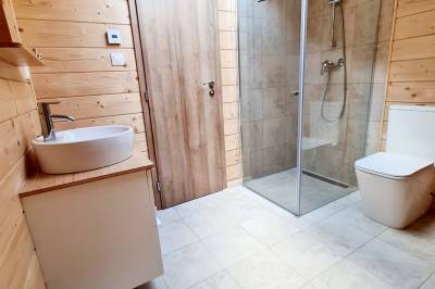 Kúpeľňa so sprchovacím kútom a toaletou, Panorama Tatry Chalets, Veľká Lomnica