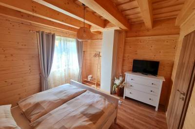 Spálňa s manželskou posteľou a TV, Panorama Tatry Chalets, Veľká Lomnica