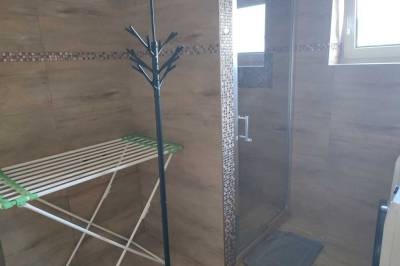 Kúpeľňa so sprchovacím kútom, práčkou a sušičkou, Chata Lucia Oravská Lesná, Oravská Lesná