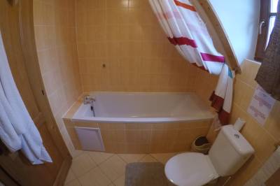Kúpeľňa s vaňou a WC, Chalupa Daniela, Liptovský Trnovec