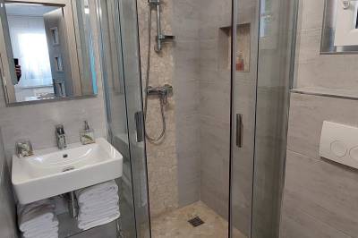 Štvorlôžkový apartmán č. 2 - kúpeľňa so sprchovacím kútom a toaletou, Apartmány nad Tajovom, Tajov