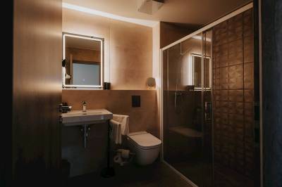 Kúpeľňa so sprchovacím kútom a toaletou, Apartmán X 34, Dolný Kubín