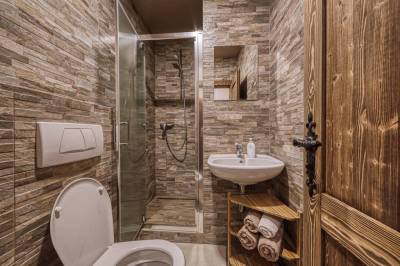 Kúpeľňa so sprchovacím kútom a toaletou, Chalet Nemešany, Ždiar