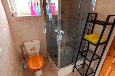Vilka Cibuľka Chata A - kúpeľňa so sprchovacím kútom a toaletou, Vilka Cibuľka a chata Cesnačik, Ižipovce