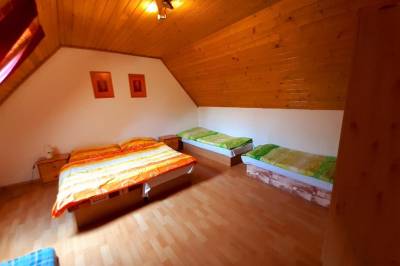 Vilka Cibuľka Chata A - spálňa s manželskou posteľou a dvomi 1-lôžkovými posteľami, Vilka Cibuľka a chata Cesnačik, Ižipovce