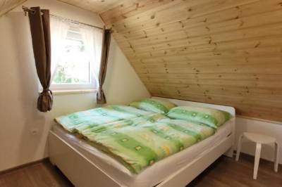 Chata Cesnačik - spálňa s manželskou posteľou, Vilka Cibuľka a chata Cesnačik, Ižipovce