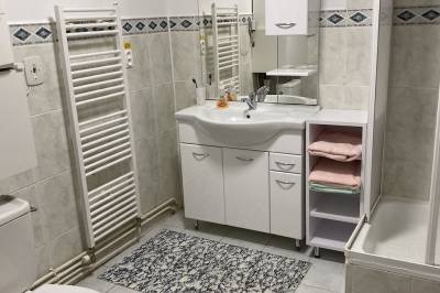 Apartmán č. 2 – kúpeľňa so sprchovacím kútom a toaletou, Ubytovanie v súkromí U Mikuláša, Blatnica