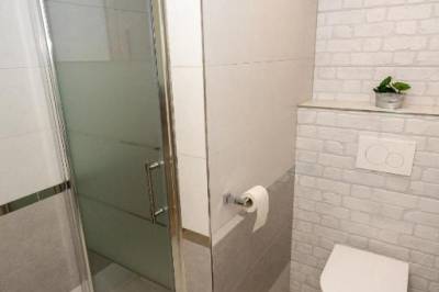 Kúpeľňa so sprchovacím kútom a toaletou, Apartmány Horský dom, Levoča