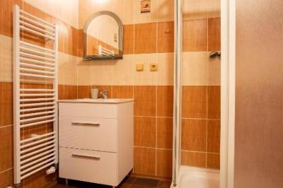 Štandardná 2-lôžková izba s prístelkou - kúpeľňa so sprchovacím kútom a WC, Chata Magurka, Partizánska Ľupča