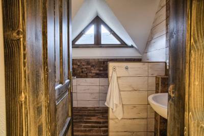 Kúpeľňa so sprchovacím kútom, Chalupa pod Dlhým grúňom, Drábsko