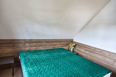 Spálňa s manželskou posteľou, Chalupa pod Dlhým grúňom, Drábsko