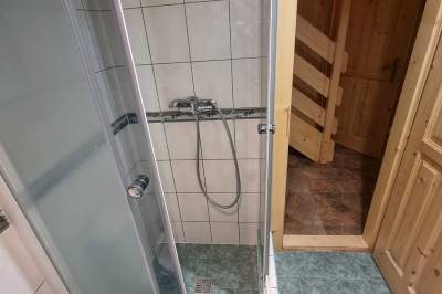 Kúpeľňa so sprchovacím kútom a toaletou, Zrub Jakub - Magurka, Partizánska Ľupča