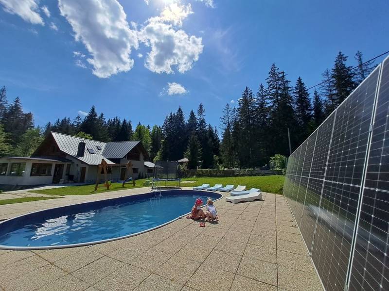 Vonkajší bazén s ležadlami, Chata Hraničiarka, Oravská Polhora