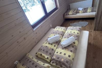 Spálňa s manželskou a 1-lôžkovou posteľou, Chata Hraničiarka, Oravská Polhora