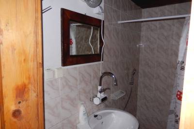 Kúpeľňa na prízemí so sprchovacím kútom, Drevenica Zlatka, Podbiel