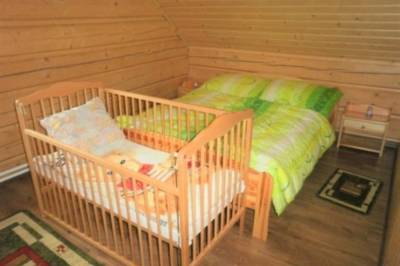 Spálňa s manželskou posteľou a detskou postieľkou, Chata Goral, Veľká Franková