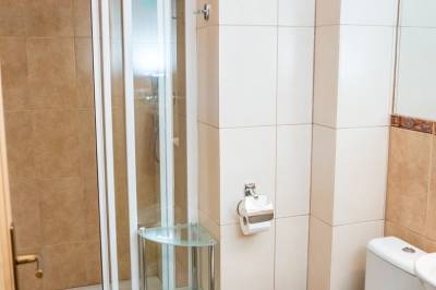 Kúpeľňa so sprchovacím kútom a toaletou, Chata Tatiana, Liptovský Ján