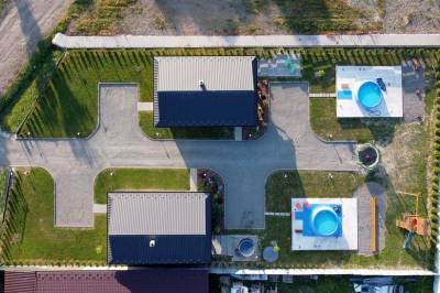 Ubytovanie s kúpacou kaďou a bazénom v obci Belá nad Cirochou, Chaty Topovne, Belá nad Cirochou