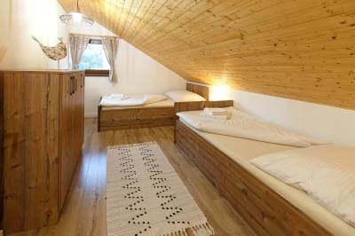 Chata Topovne 1 – spálňa s tromi 1-lôžkovými posteľami, Chaty Topovne, Belá nad Cirochou