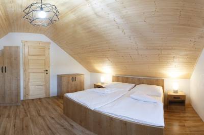 Chata Topovne 2 – spálňa s manželskou posteľou, Chaty Topovne, Belá nad Cirochou