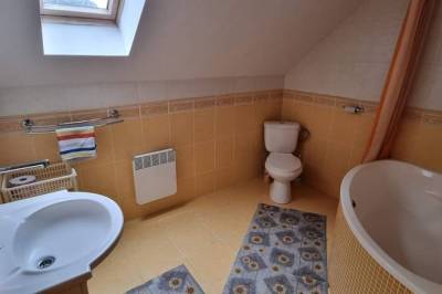 Kúpeľňa s vaňou a toaletou, Chalupa u Miškov, Kalameny