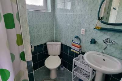 Kúpeľňa so sprchovacím kútom a toaletou, Chalupa u Miškov, Kalameny